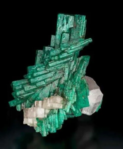 Which gemstones pair well with emeralds for sets