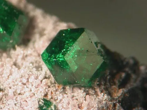 Color comparison of gems in natural vs artificial light