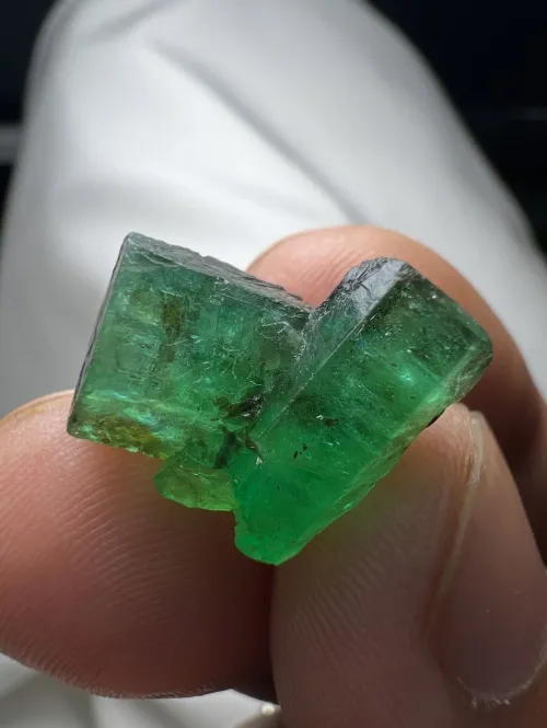 Comparison of Colombian, Zambian and Brazilian raw emeralds