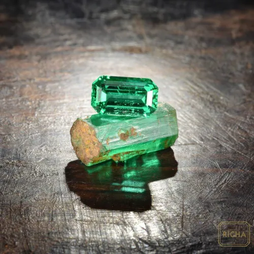 Emerald color zoning in natural daylight versus indoor lighting