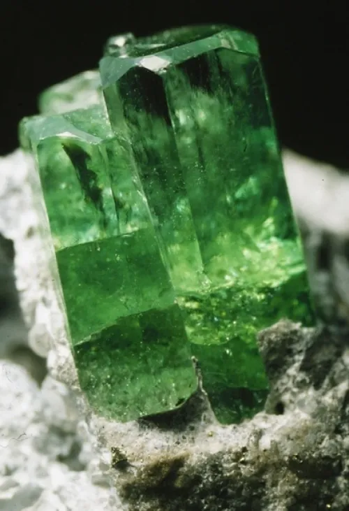 Is emerald a crystal