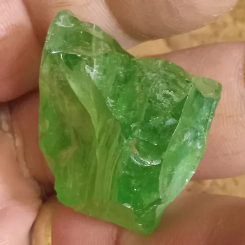 Emerald jewelry in natural vs artificial lighting comparison