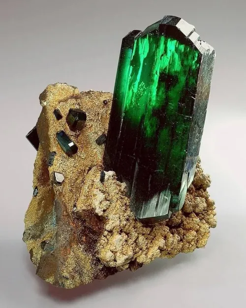 Emerald ring in varying lighting conditions