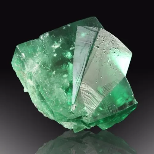 Emerald rings under diverse lighting - fluorescent office, warm cafe pendant light, cloudy diffused outdoor