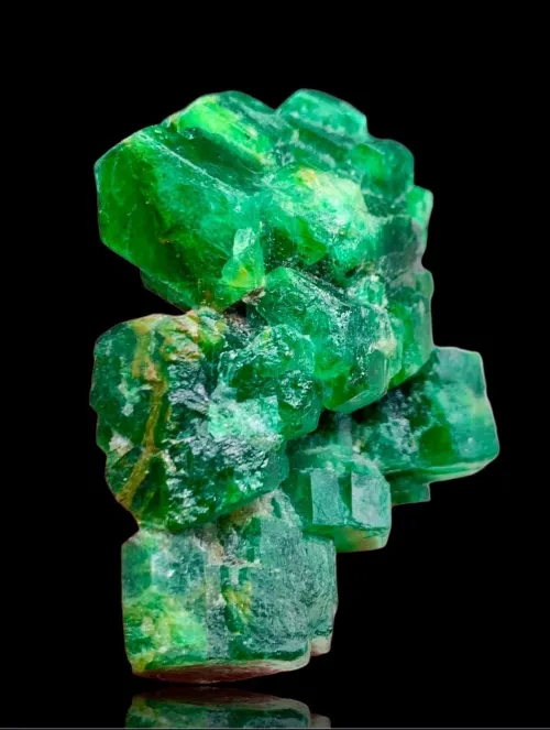 Emerald under natural and artificial lighting comparison