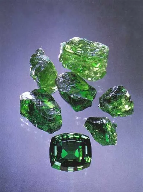 Heat-treated and natural emeralds under varied lighting conditions